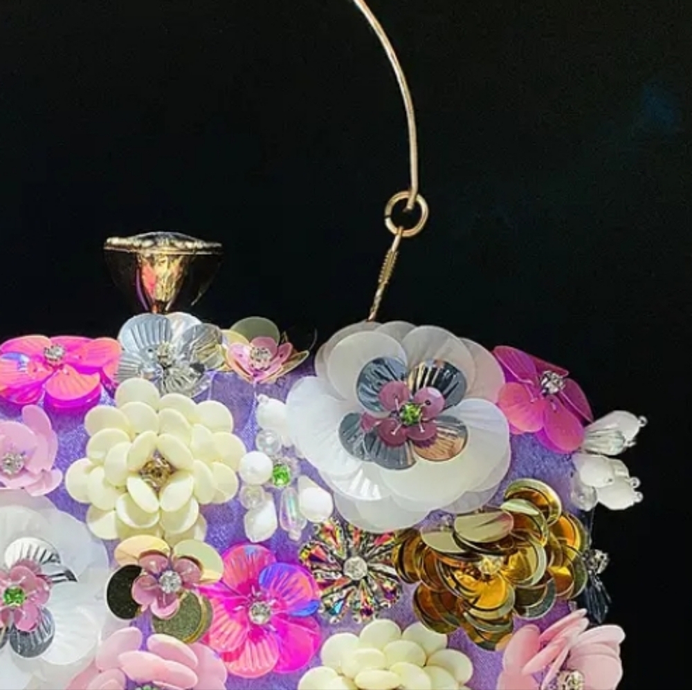 Stunning STATEMENT Clutch ~ 3D Beaded Flowers 🌸🏵 Rhinestones 💎, Metal Closure - Picture 8 of 9